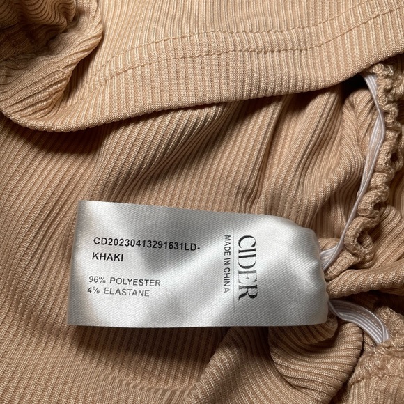 NWT Sleeveless Tan Crop Top With Side Ruching Size L - Picture 8 of 8